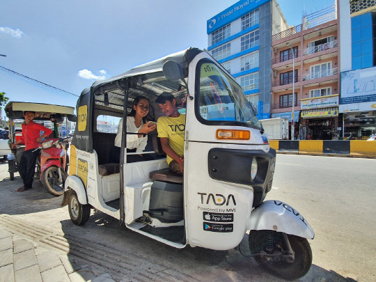 캄보디아 모빌리티 업체 엠블이 운영하는 차량호출 서비스 '타다'.   신한은행 제공